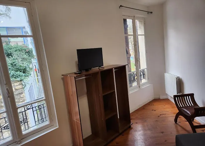 Agreable Et Vaste Studio A 350 M De Paris