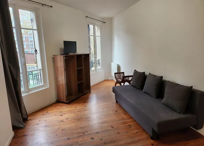 Agreable Et Vaste Studio A 350 M De Paris