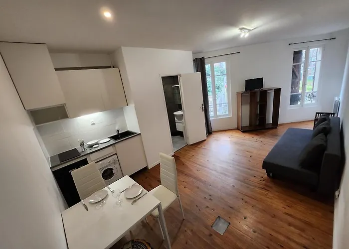 Agreable Et Vaste Studio A 350 M De Paris